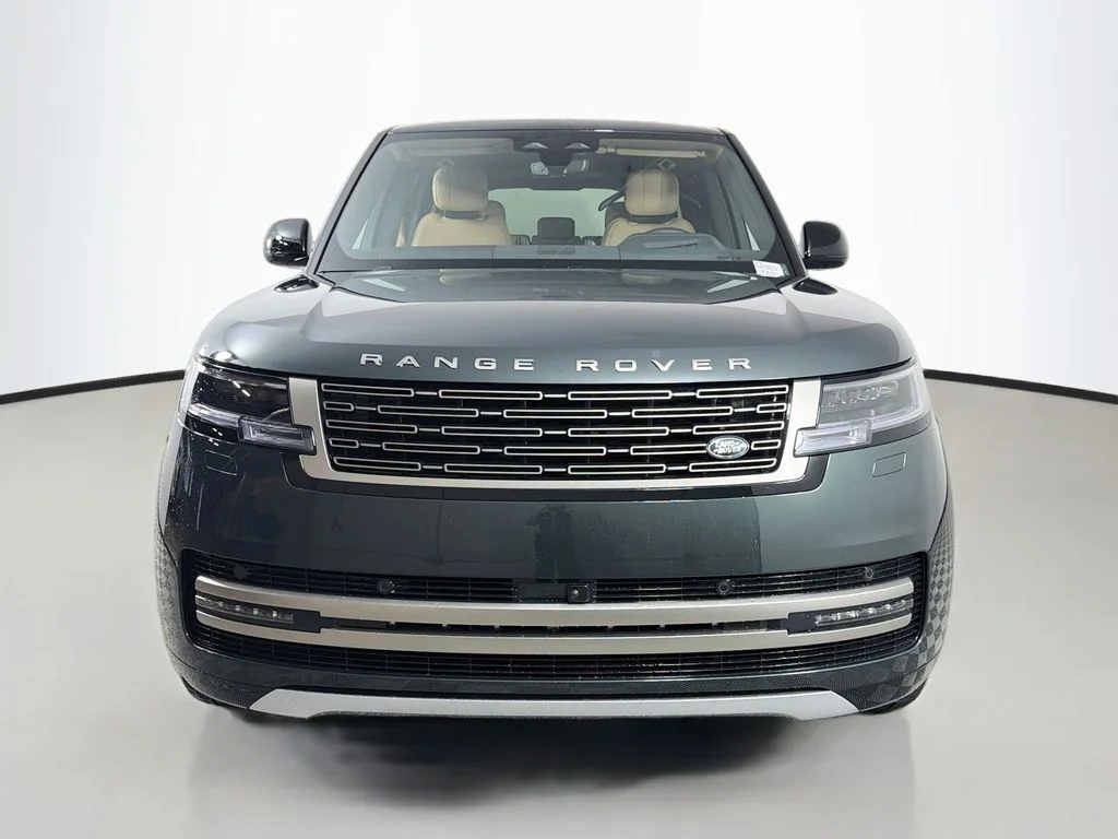 New 2027 Belgravia Green Land Rover SE image 2