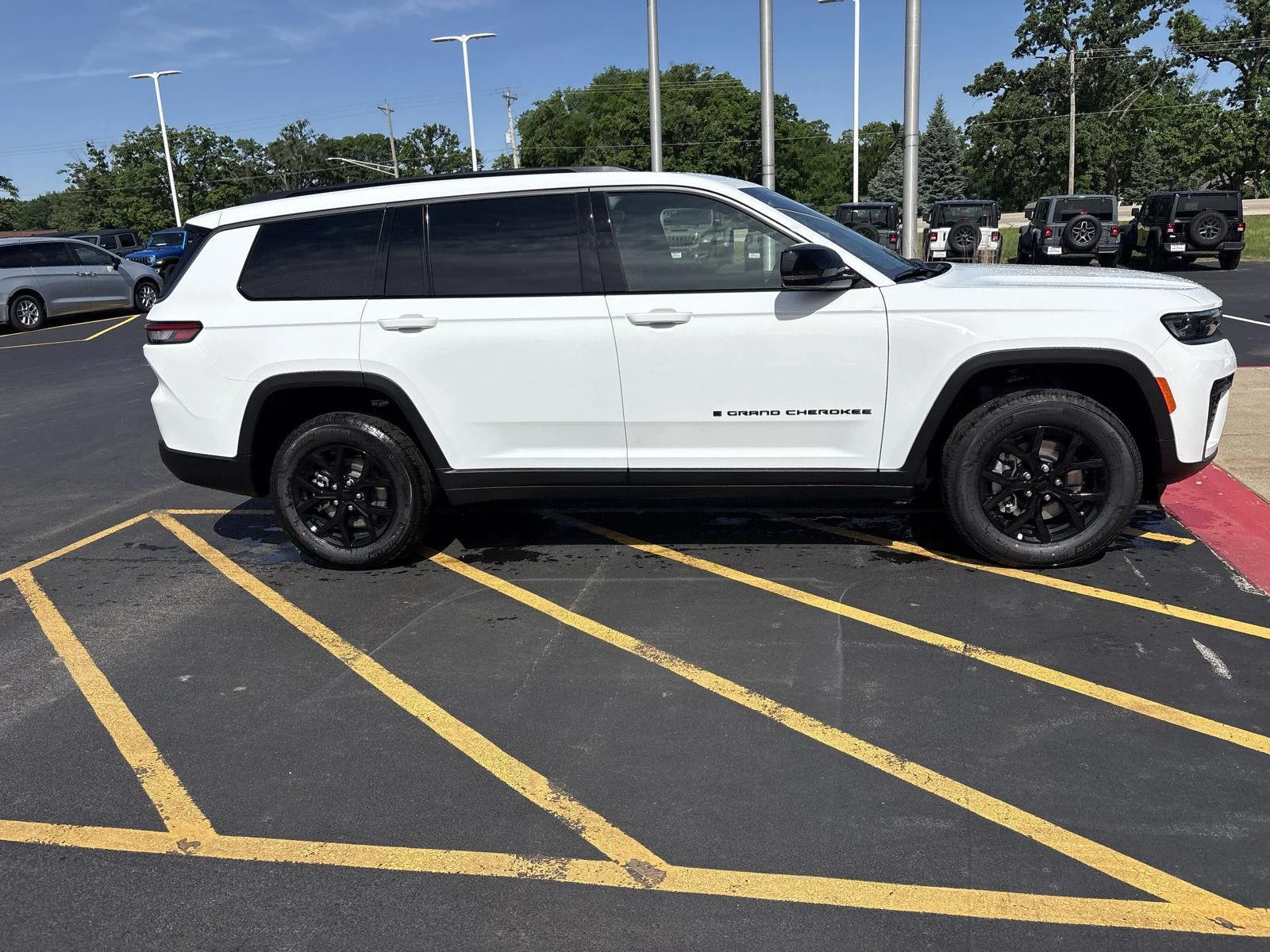 New 2026 Bright White Clearcoat Jeep Laredo Altitude image 4