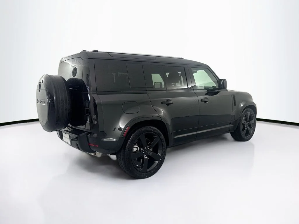 New 2026 Santorini Black Land Rover X-Dynamic SE image 5
