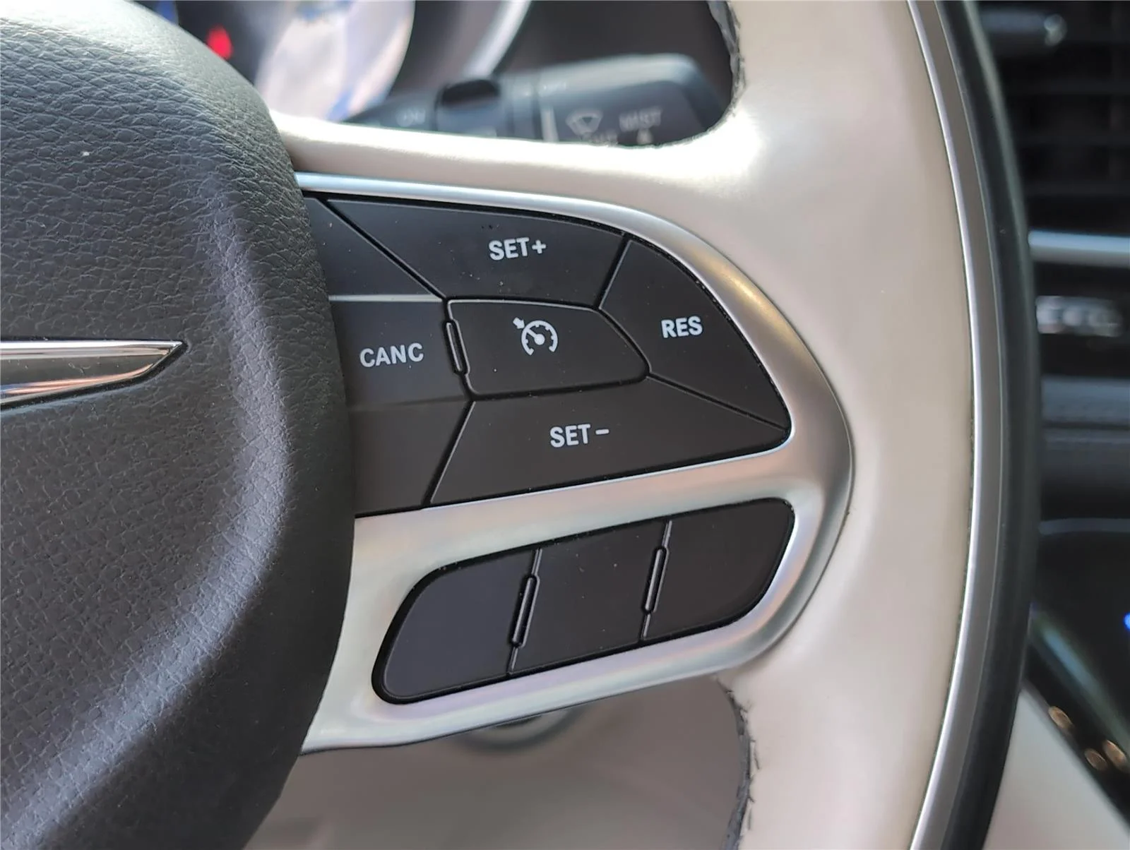 Used 2018 Bright White Clearcoat Chrysler Limited image 29