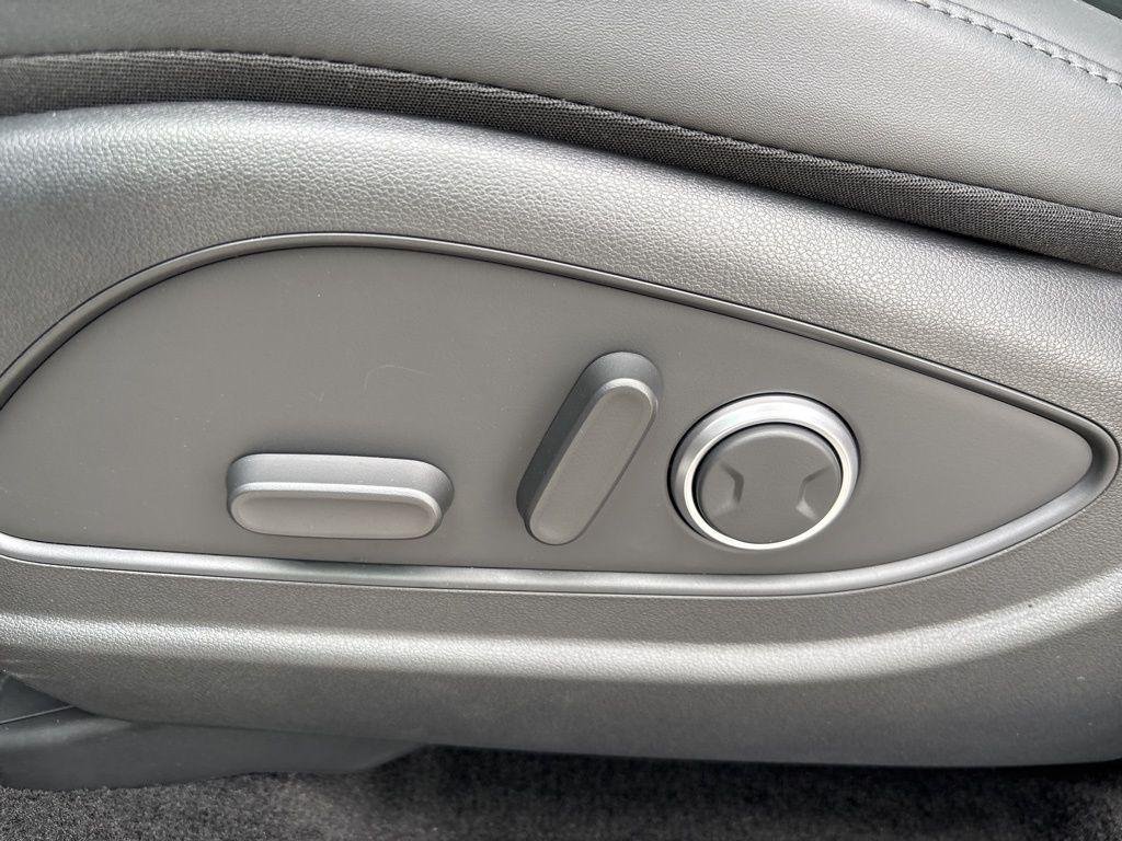 New 2026 White Pearl Hyundai SEL 8P image 18