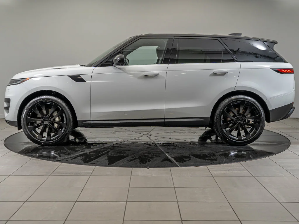 Used 2026 Fuji White Land Rover SE image 5