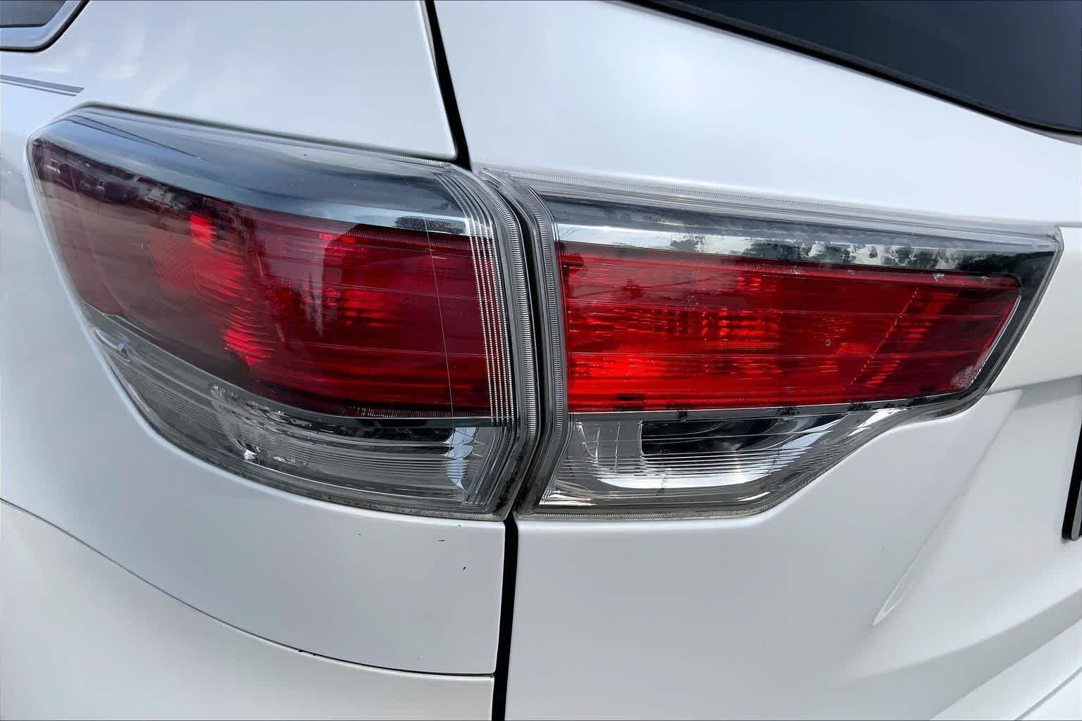 Used 2015 Blizzard Pearl Toyota LE Plus image 28
