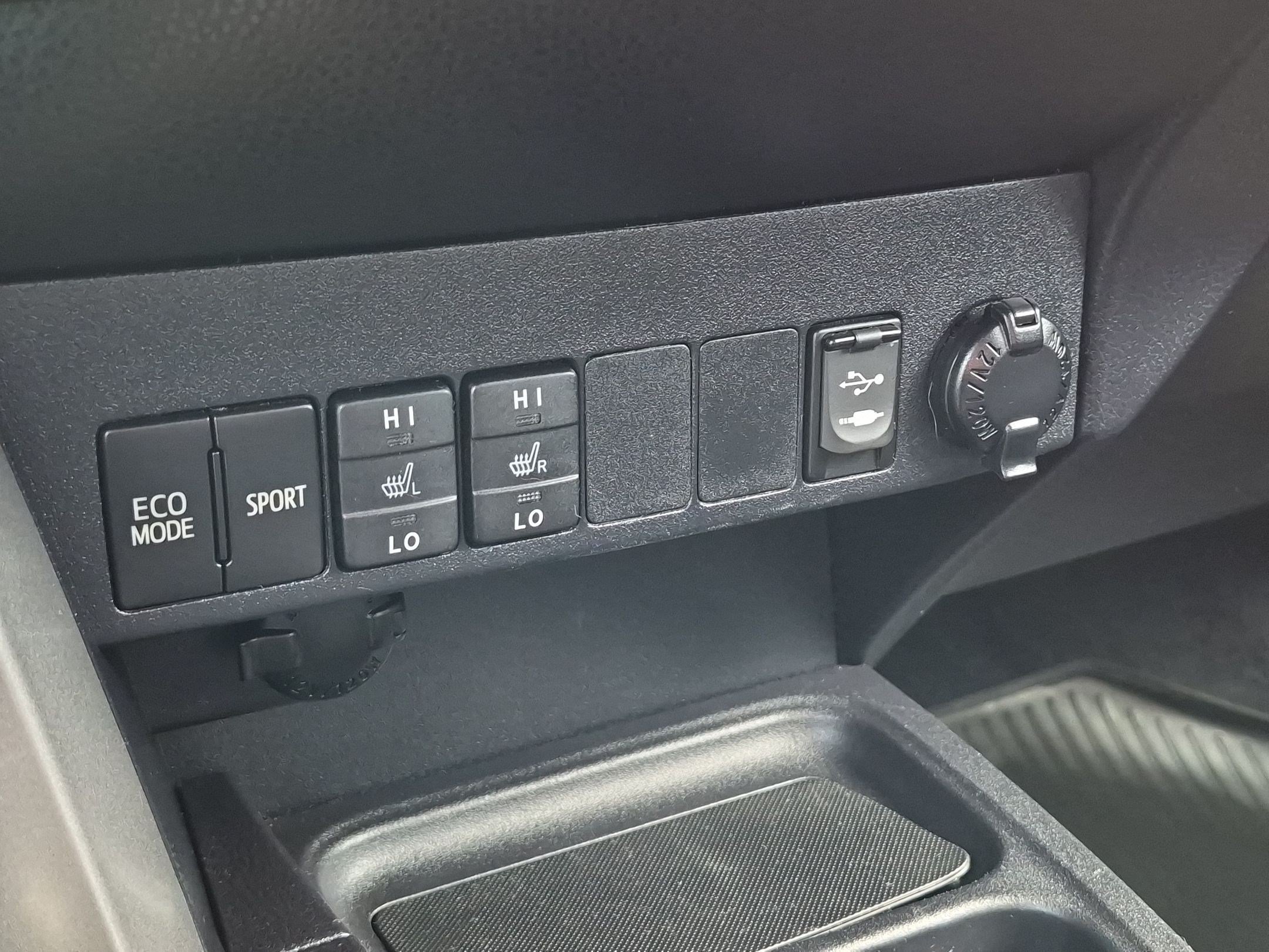 Used 2018 Super White Toyota XLE image 21