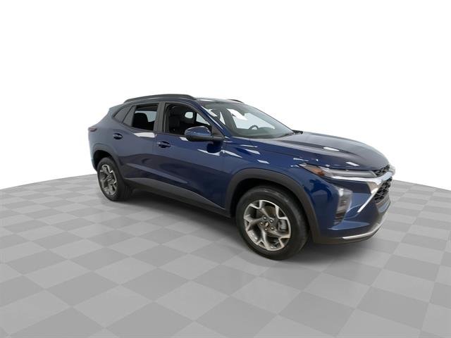 2024 Chevrolet Trax LT, photo 2 of 12