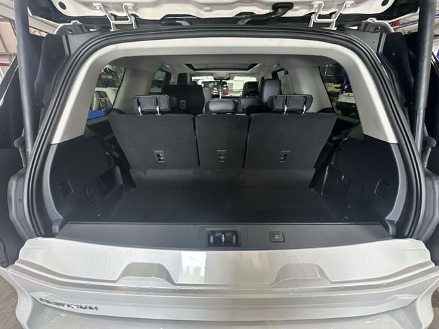 New 2027 Star White Metallic Tri-Coat Ford Platinum image 26