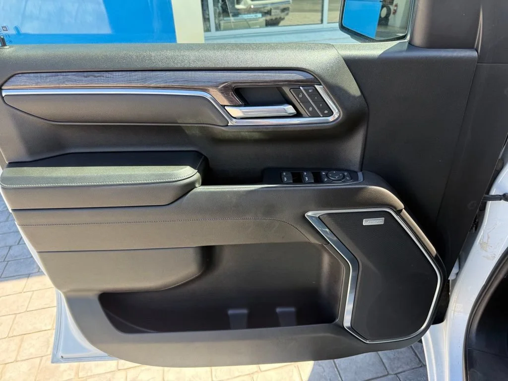 Used 2022 Summit White Chevrolet LTZ image 32