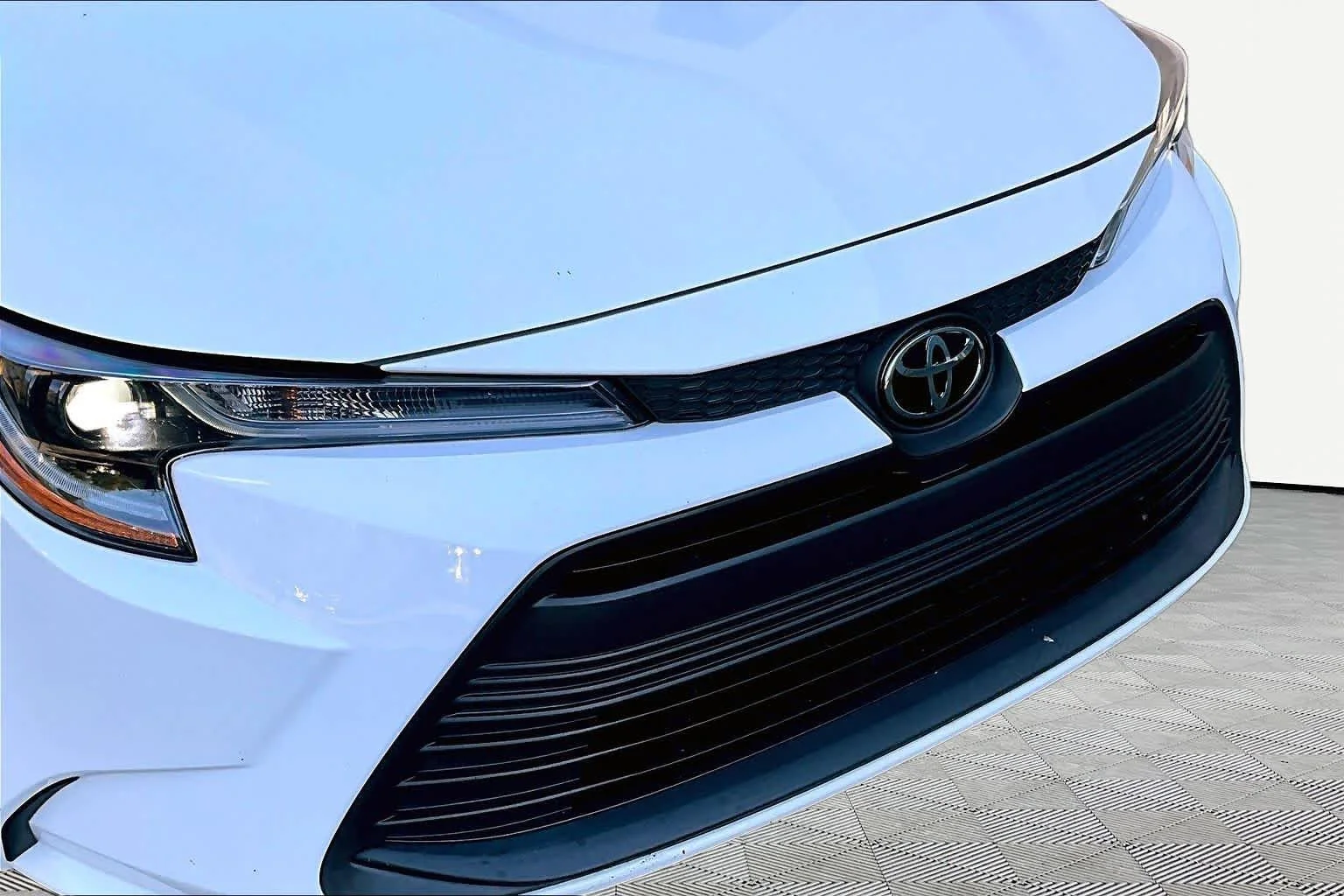 Used 2024 Ice Cap Toyota LE image 30
