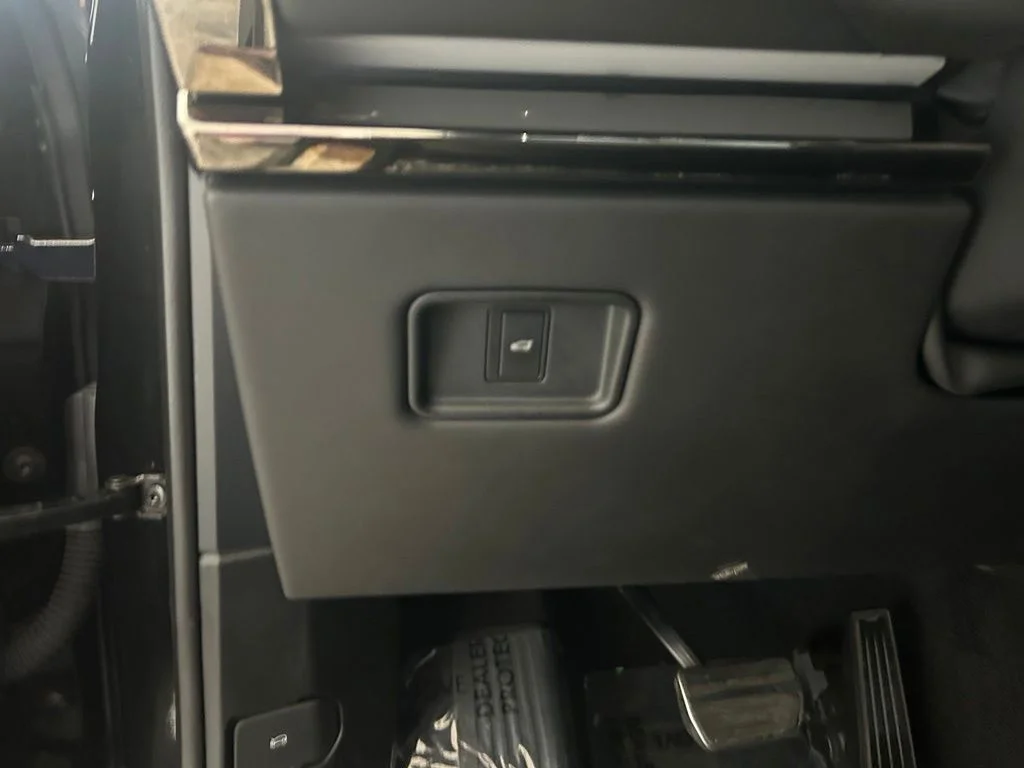Used 2024 Black Land Rover Dynamic SE image 45