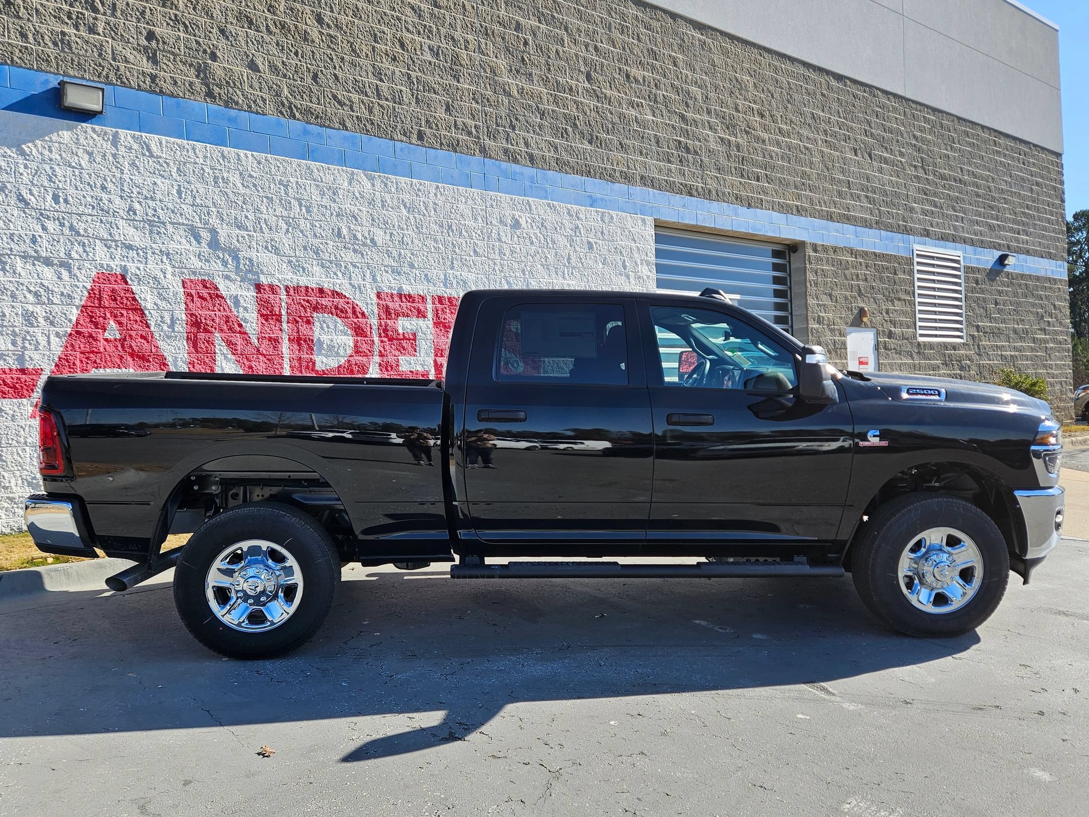New 2026 Diamond Black Crystal Pearl-Coat Exterior Paint RAM Tradesman image 8