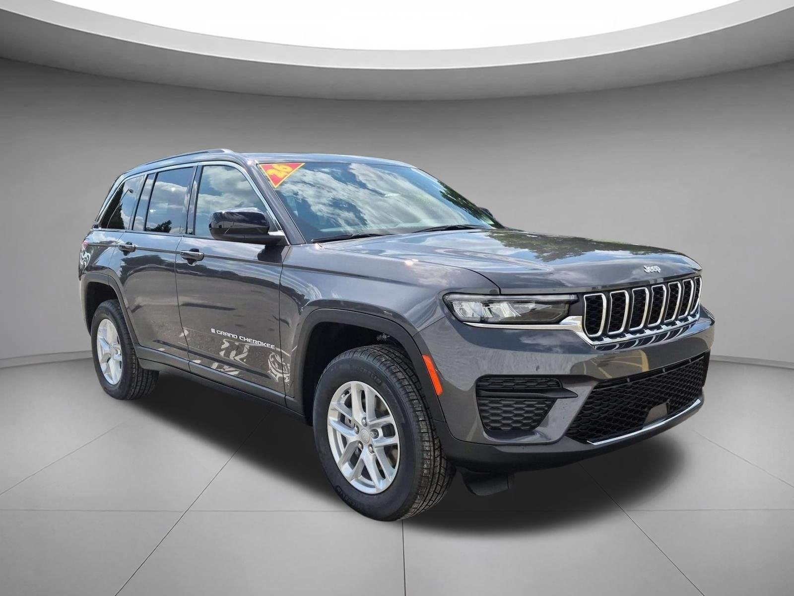New 2026 Baltic Gray Metallic Clear-Coat Exterior Paint Jeep Laredo X image 7