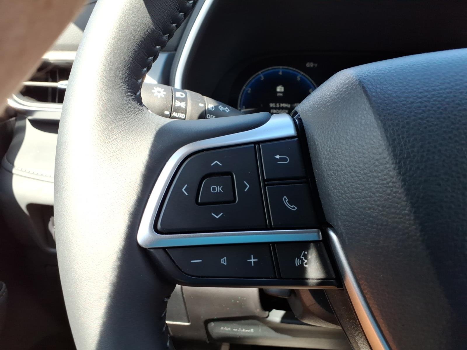 Used 2026 Wind Chill Pearl Toyota Limited image 24