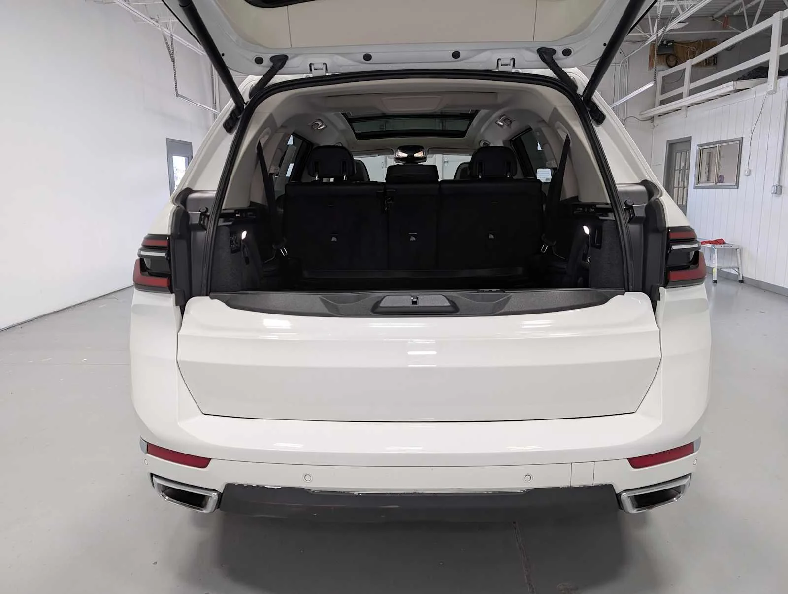 Used 2023 Alpine White BMW xDrive40i image 43