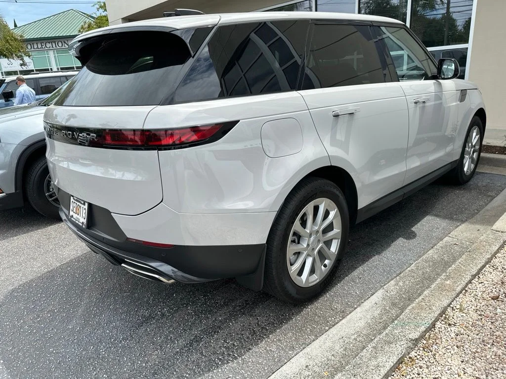 Used 2024  Land Rover SE image 3