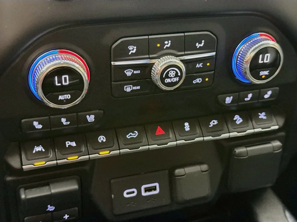 Used 2021 White GMC Denali image 19