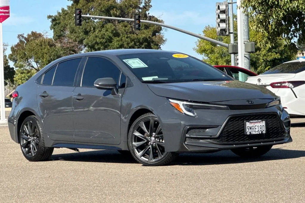 Used 2024  Toyota SE image 2