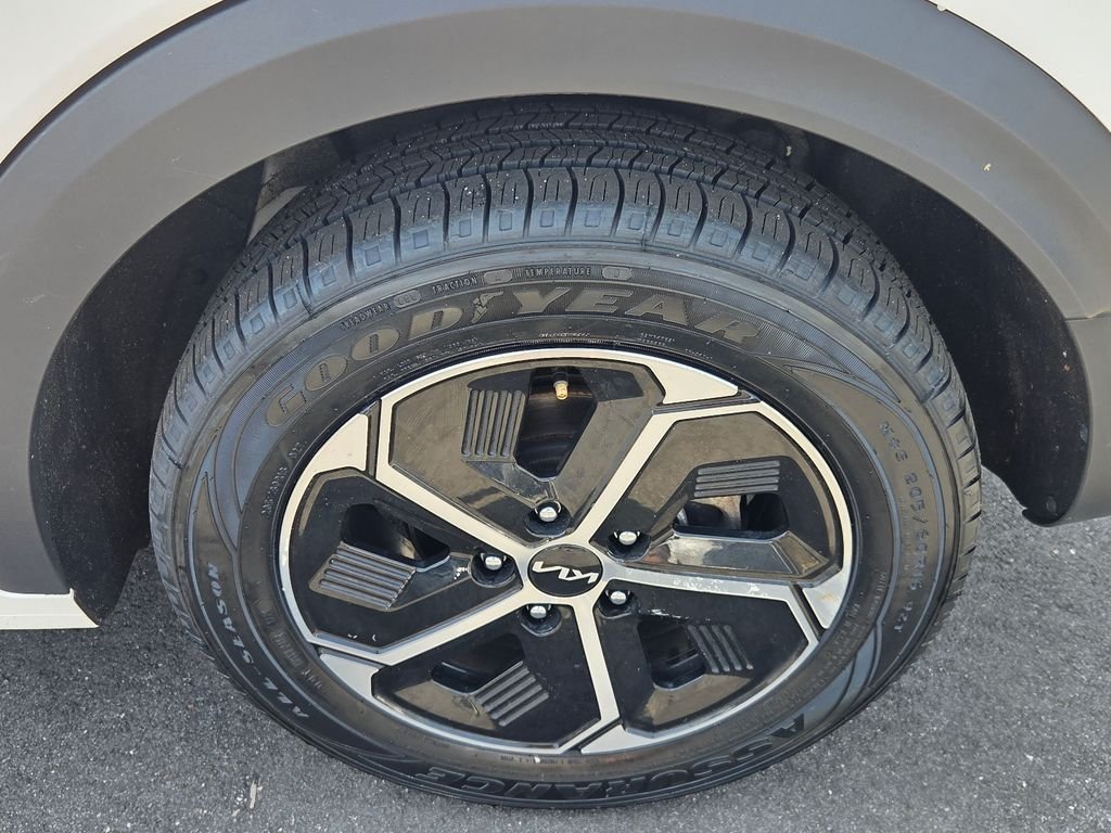 Used 2023 White Kia EX image 10