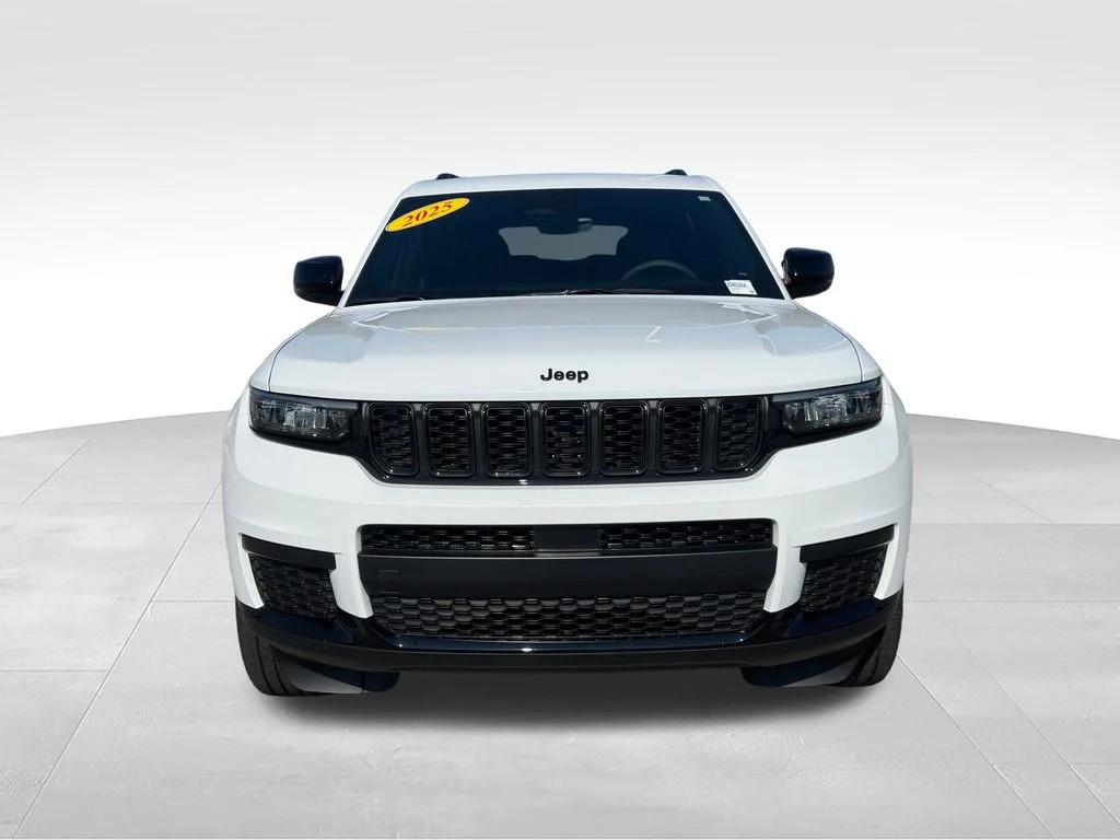 Used 2025 White Jeep Altitude image 27