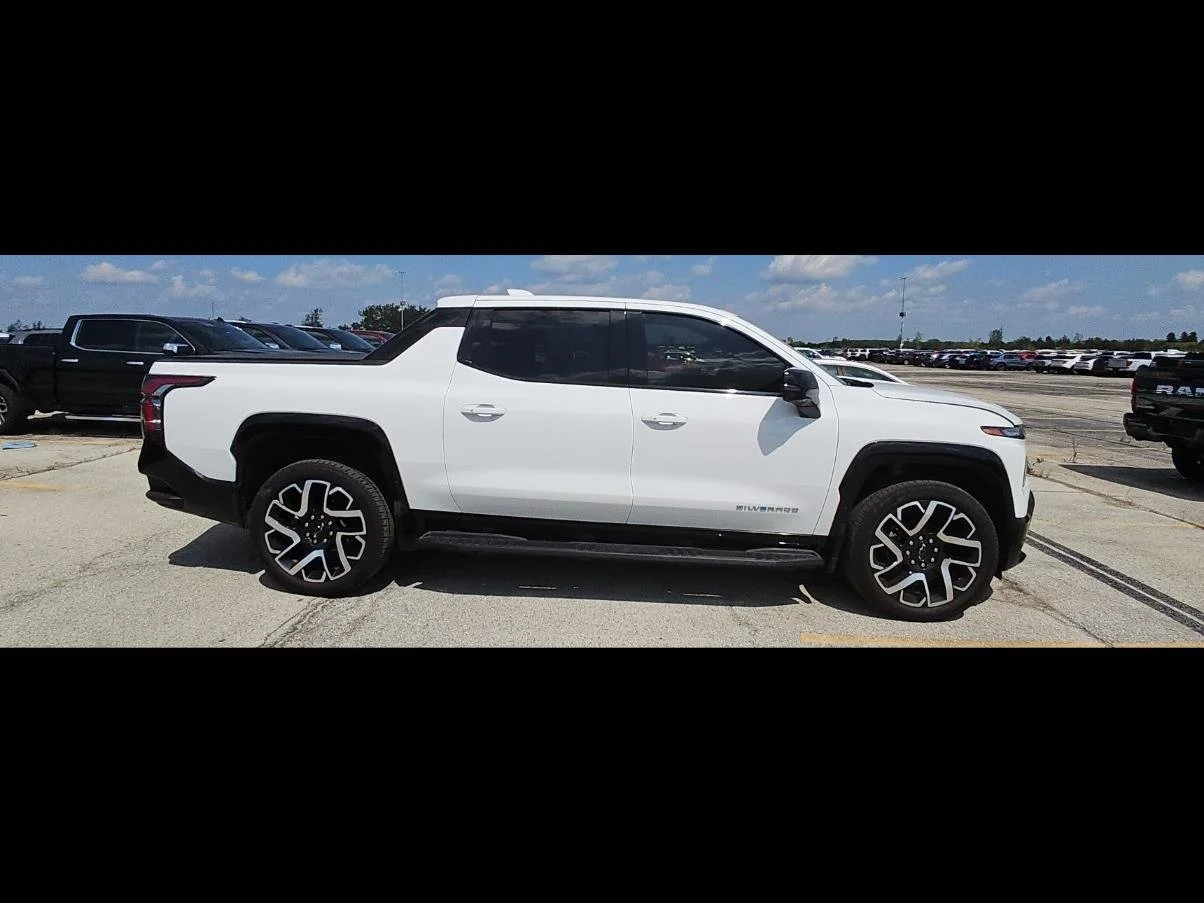 Used 2024 Summit White Chevrolet RST image 19