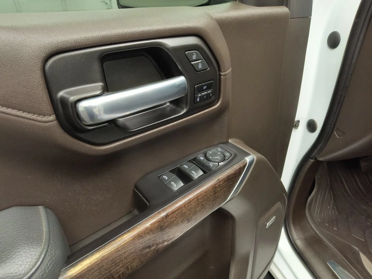 Used 2021 White Frost Tricoat GMC Denali image 15