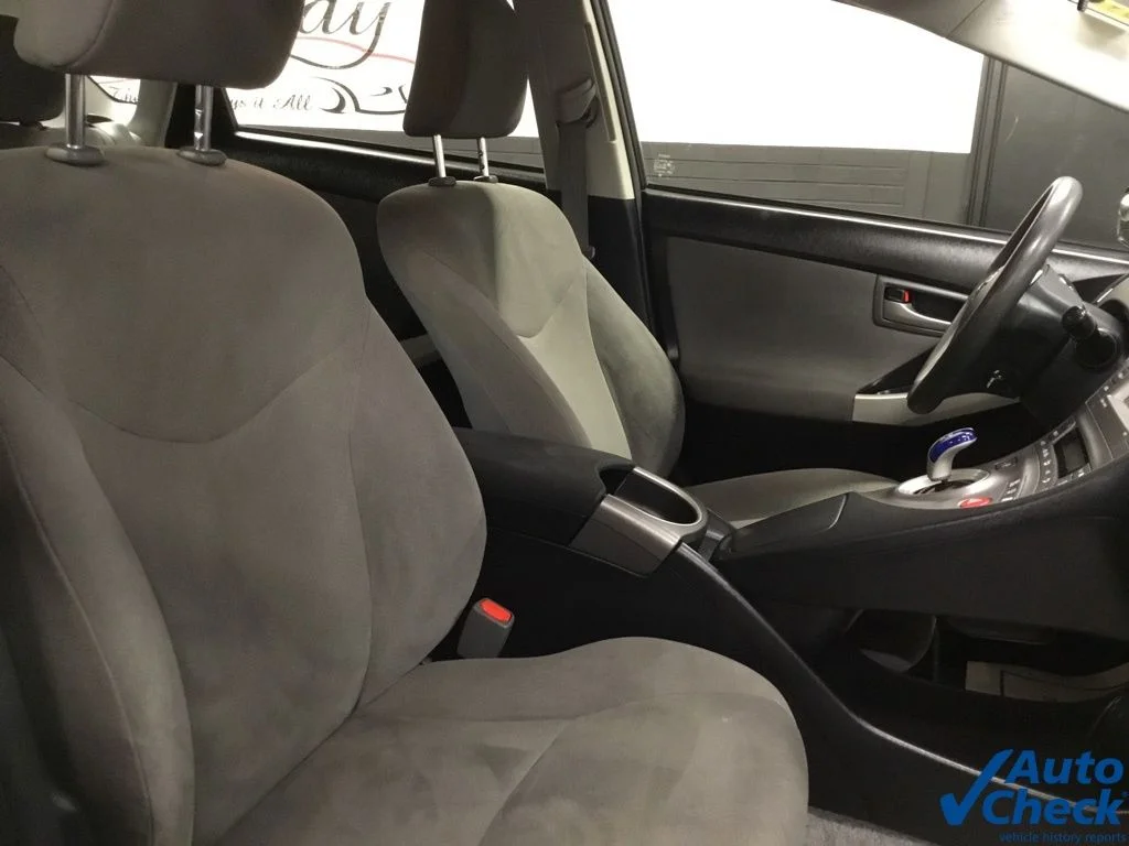 Used 2015 Silver Toyota Three image 37
