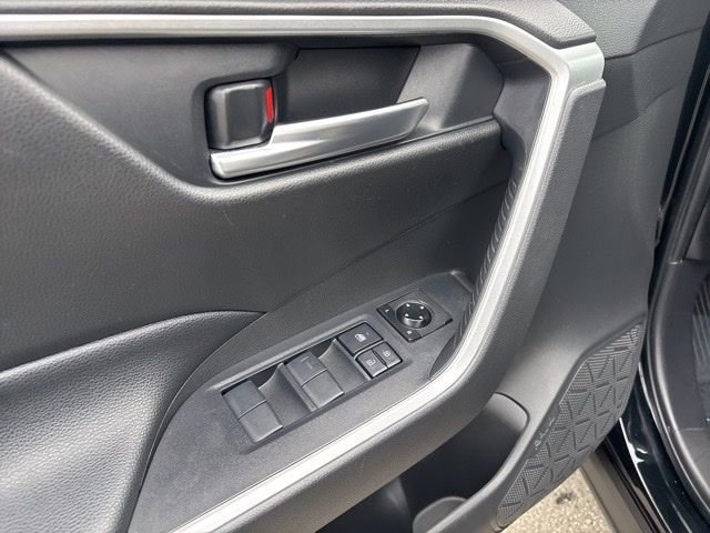 Used 2020 Midnight Black Metallic Toyota XLE image 18
