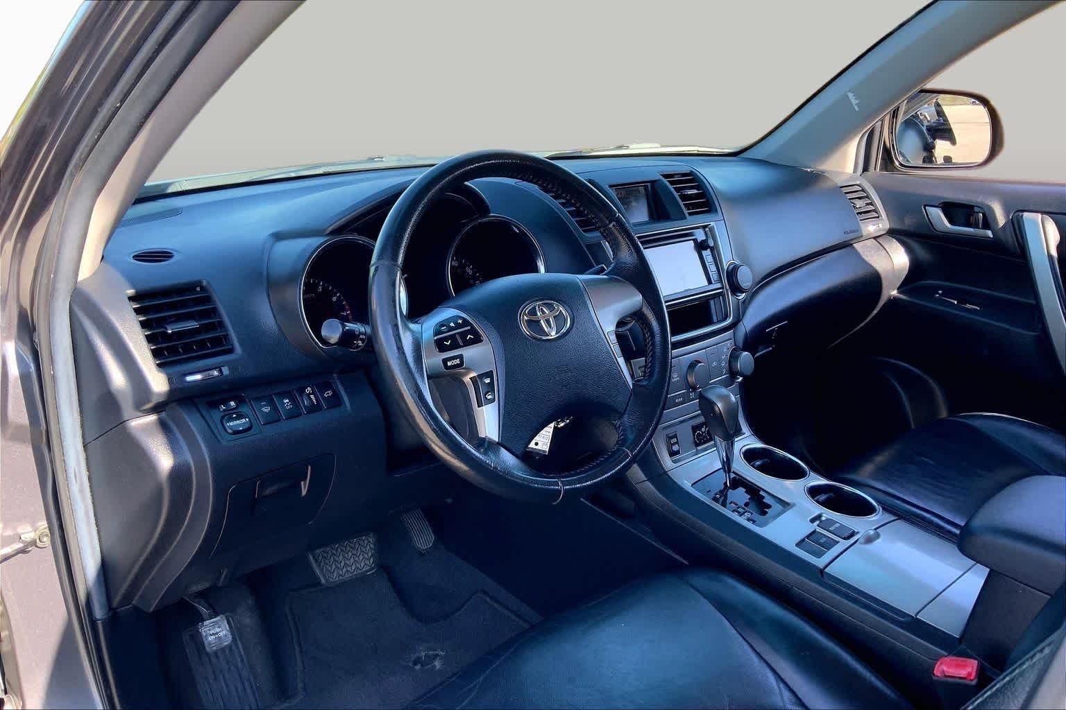 Used 2013 Magnetic Gray Metallic Toyota SE image 17