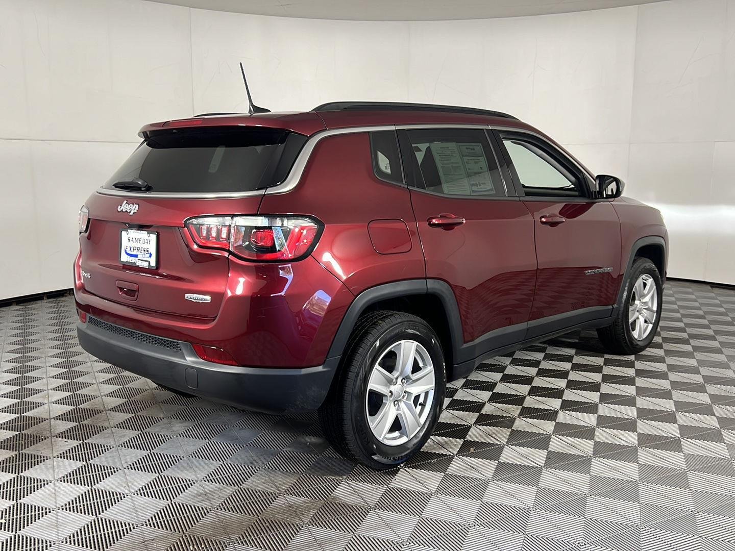 Certified Used 2022 Velvet Red Pearlcoat Jeep Latitude image 9