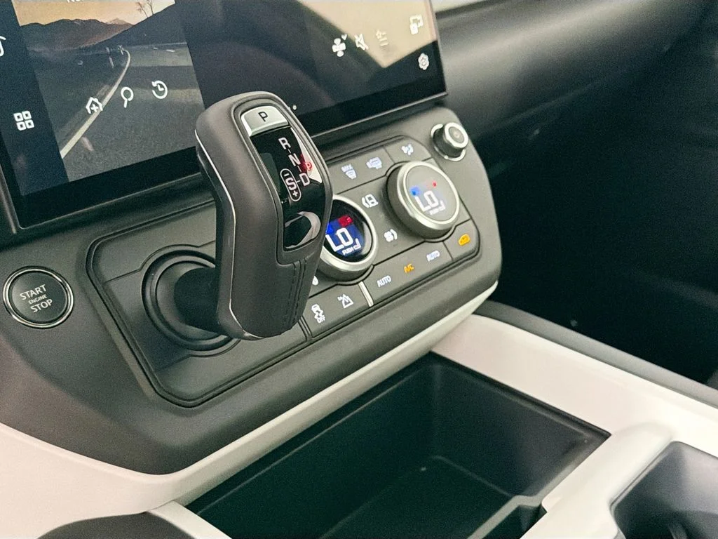New 2026 Santorini Black Land Rover X-Dynamic SE image 17