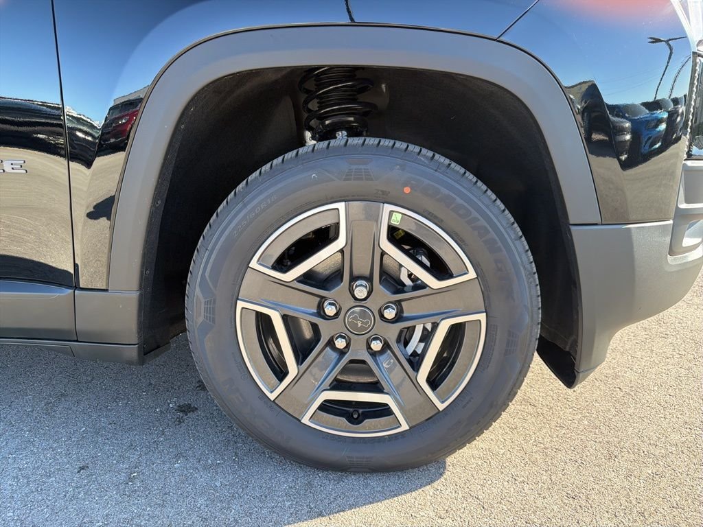 New 2026 Diamond Black Crystal Pearl-Coat Exterior Paint Jeep Laredo image 22