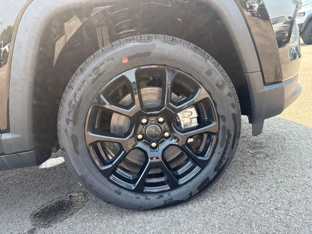 New 2026 Diamond Black Crystal Pearl-Coat Exterior Paint Jeep Latitude image 32
