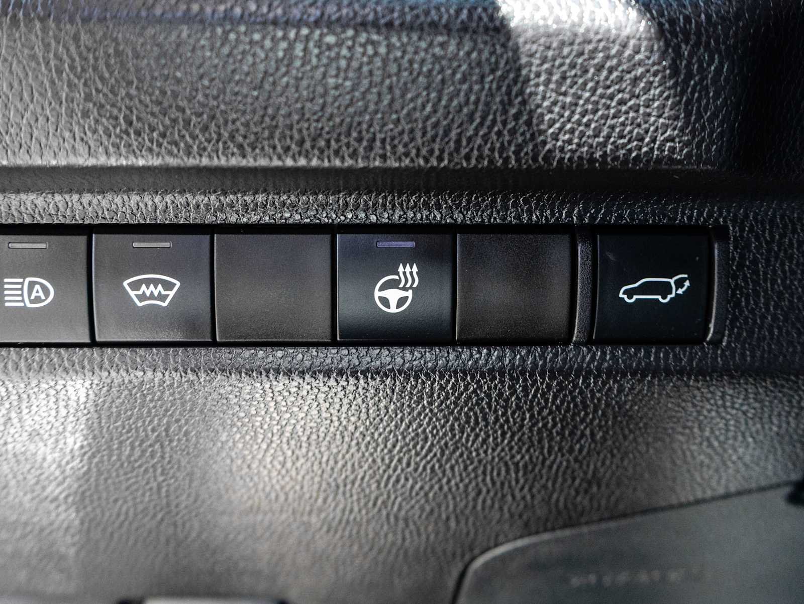 2025 Toyota RAV4 XLE - Photo 39