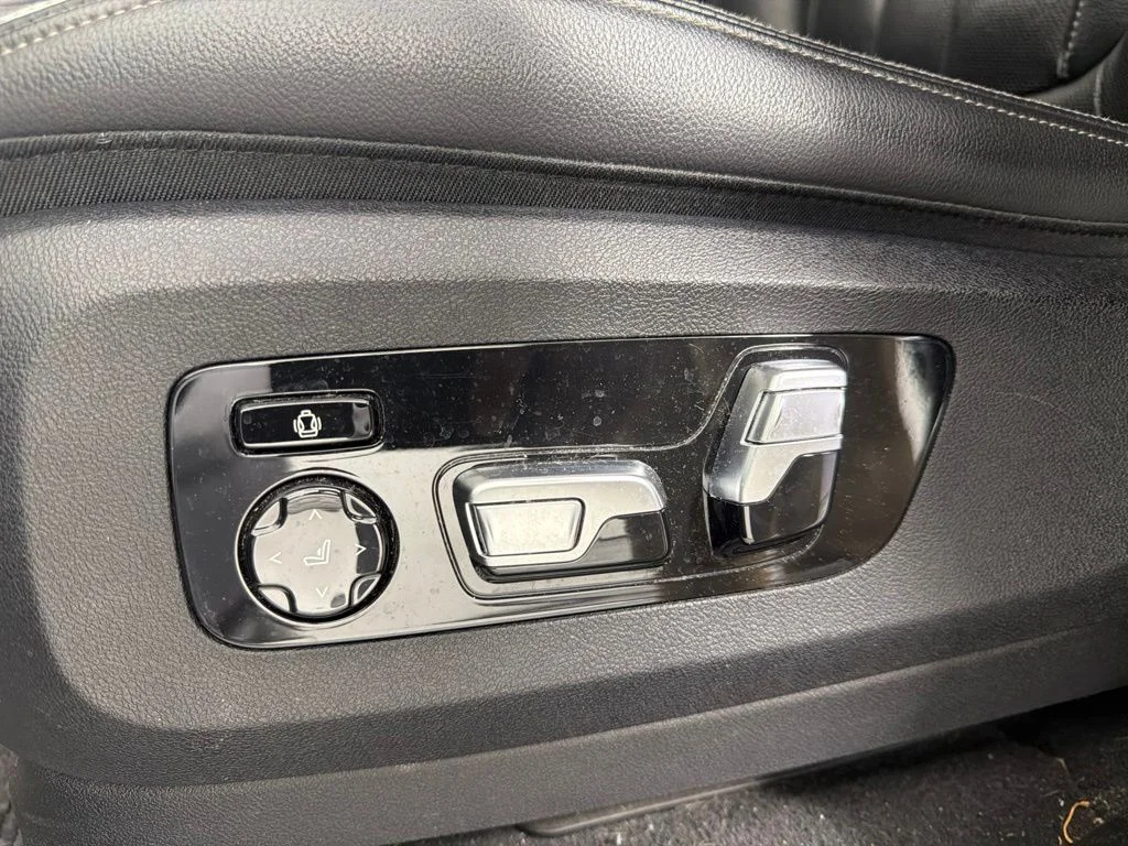 Used 2019 Black Sapphire Metallic BMW xDrive40i image 24