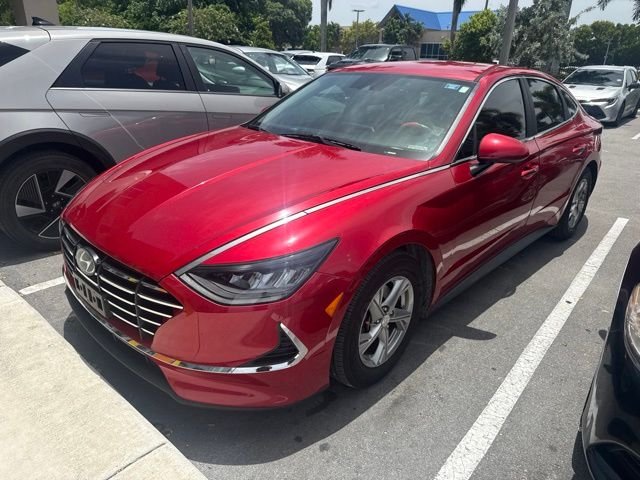 Used 2020 Red Hyundai SE image 1