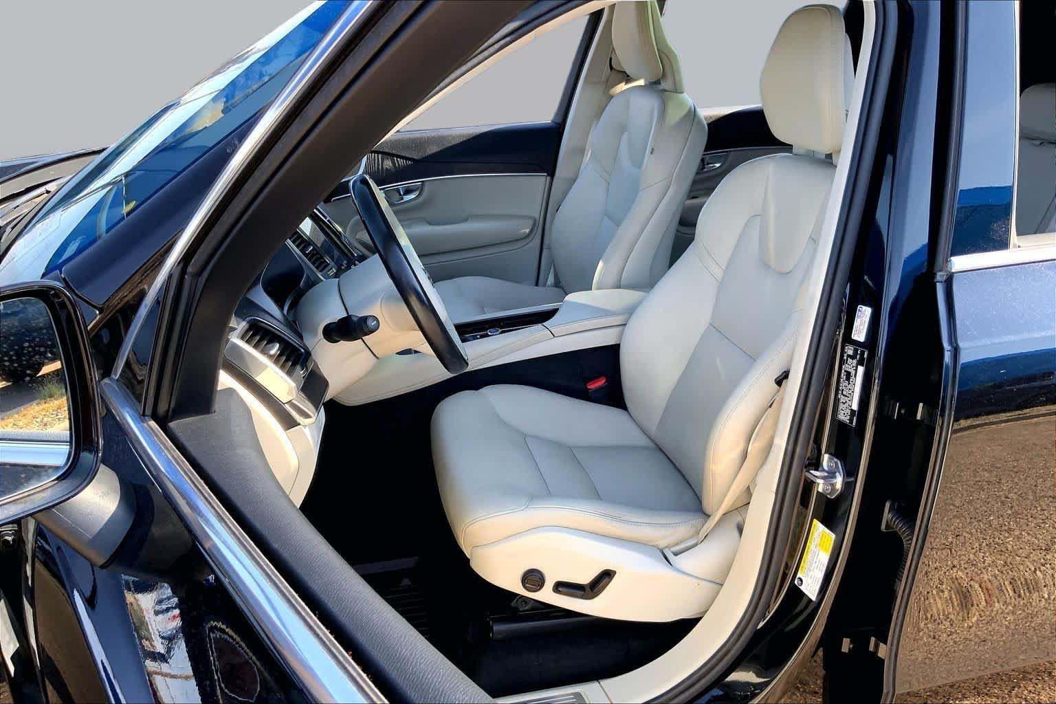 Pre-Owned 2020 Volvo XC90 Momentum