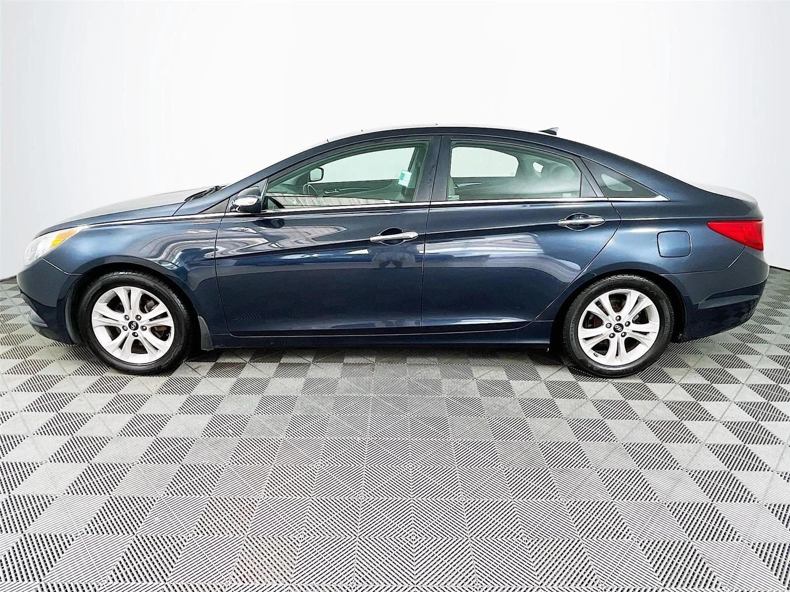Used 2013 Pacific Blue Pearl Hyundai Limited PZEV image 4