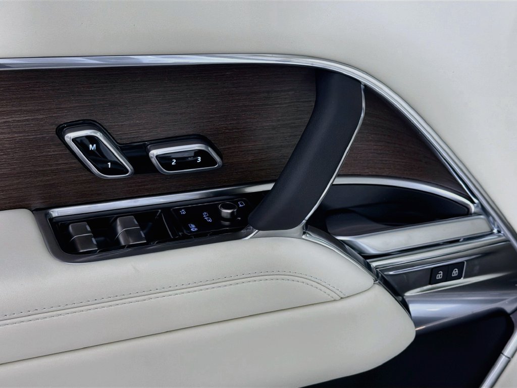New 2027 Fuji White Land Rover SE image 18