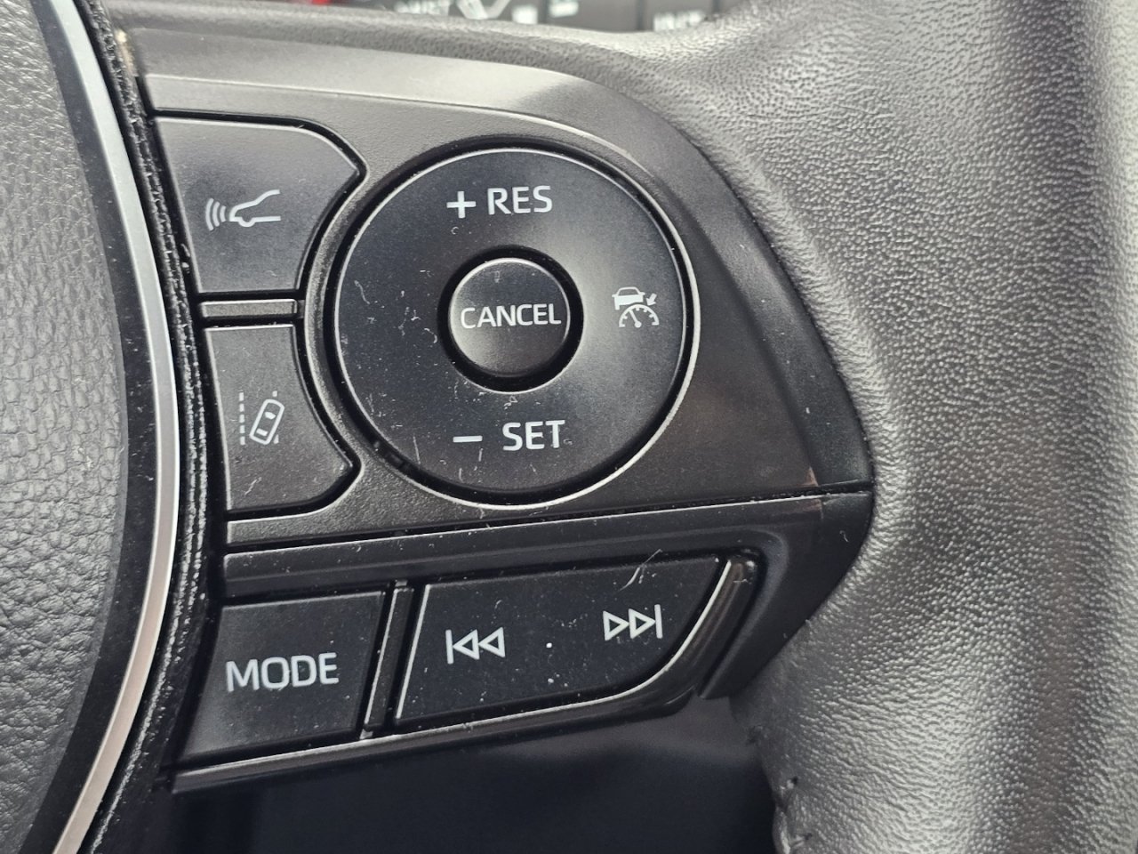 2025 Toyota RAV4 XLE - Photo 30