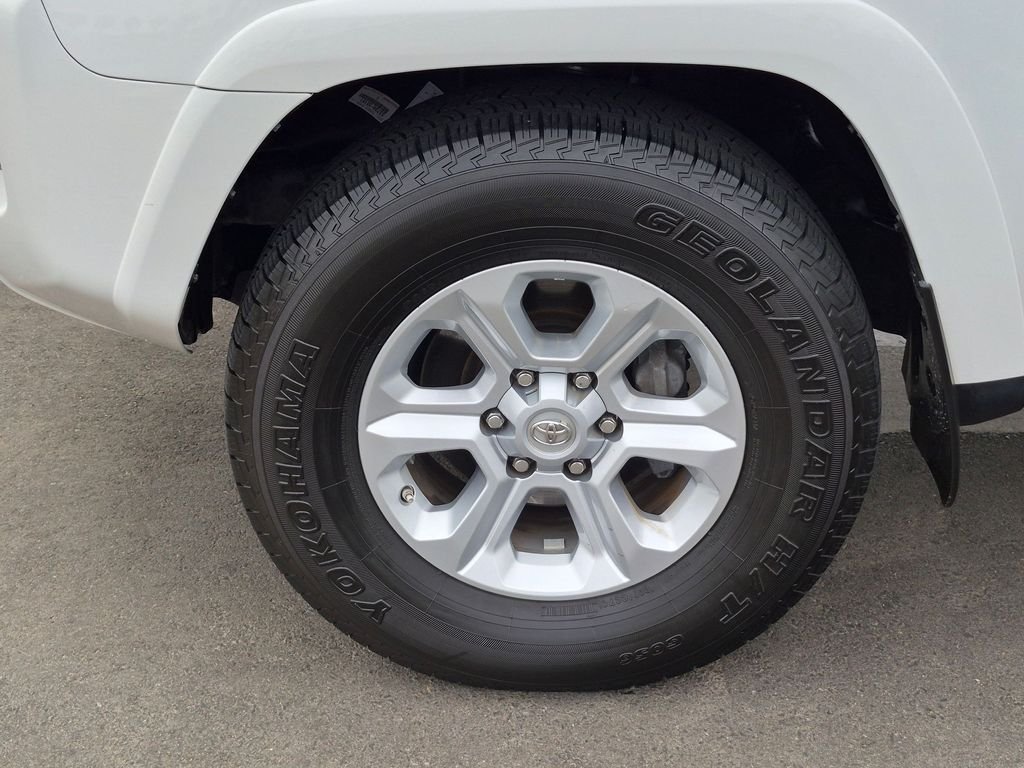 Used 2016 White Toyota SR5 image 31