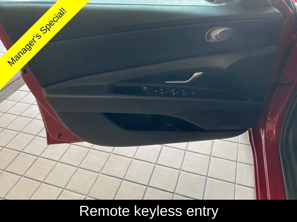 Used 2025 Red Hyundai SEL Convenience image 10