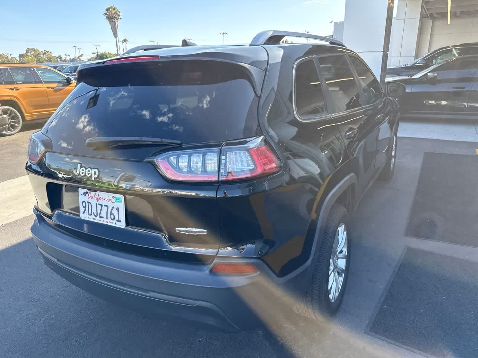 Used 2019 Diamond Black Crystal Pearlcoat Jeep Latitude image 13