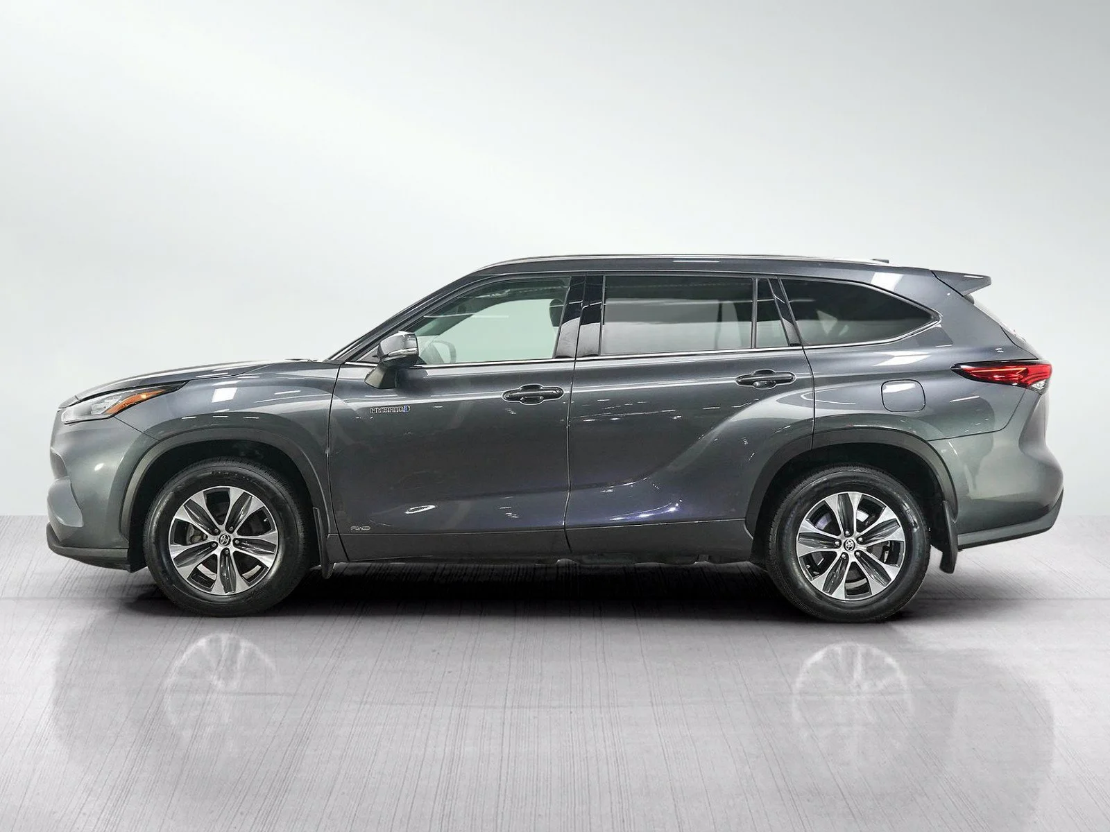 Used 2020 Toyota Highlander XLE with VIN 5TDHBRCH1LS000657 for sale in Burnsville, Minnesota