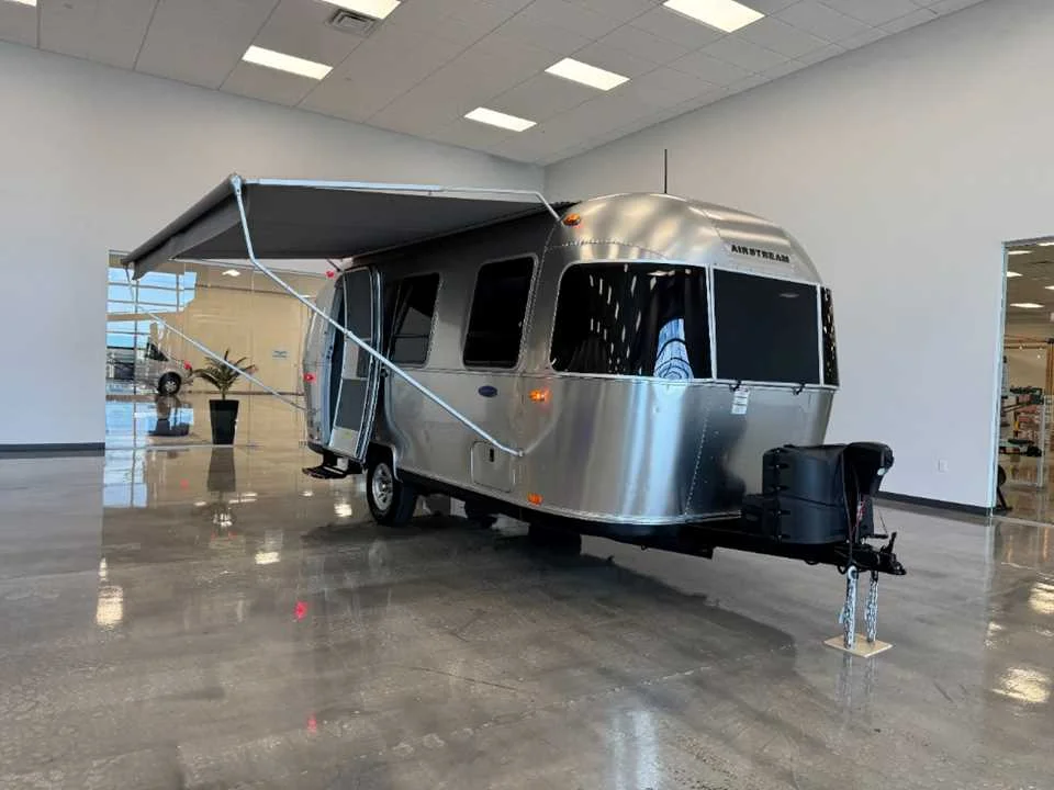 Used 2016 SILVER AIRSTREAM  image 6