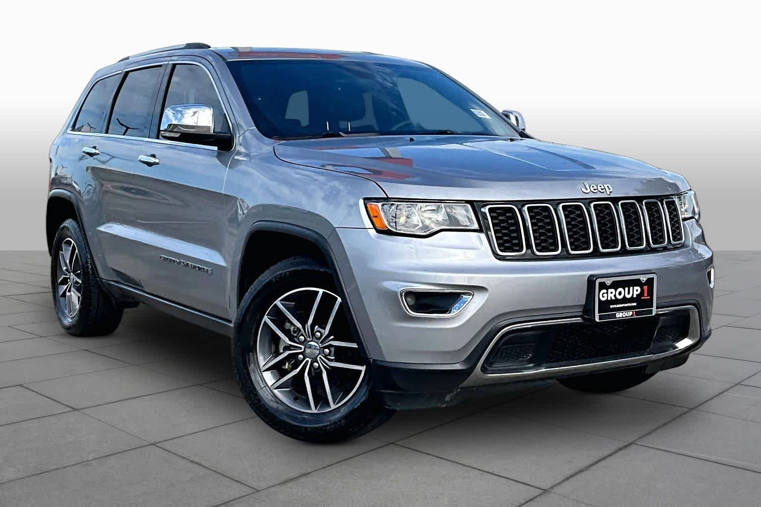 Used 2017 Billet Silver Metallic Clearcoat Jeep Limited image 3