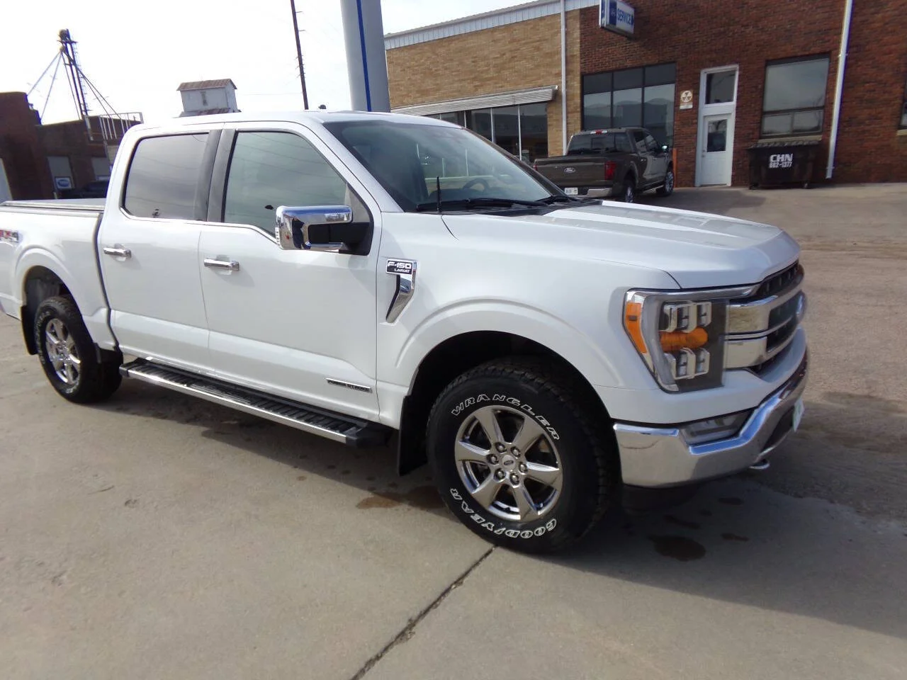 Used 2021 Oxford White Ford Lariat 4x4 4dr SuperCrew 5.5 ft. SB image 5