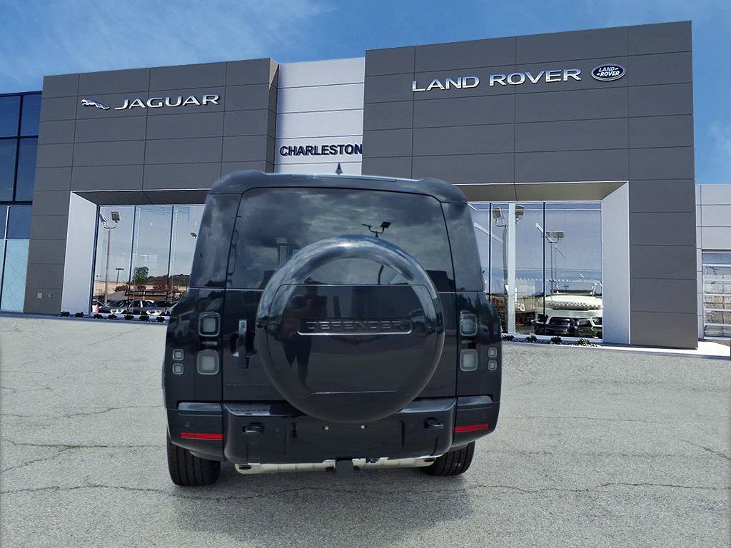 New 2026 Santorini Black Metallic Land Rover X-Dynamic SE image 4