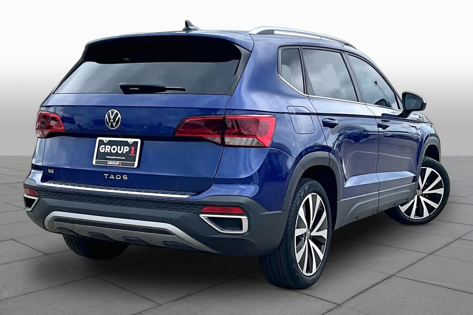 Used 2022 Dusk Blue Metallic Volkswagen SE image 12