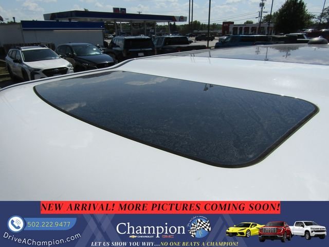 Used 2012 White Land Rover V8 image 7
