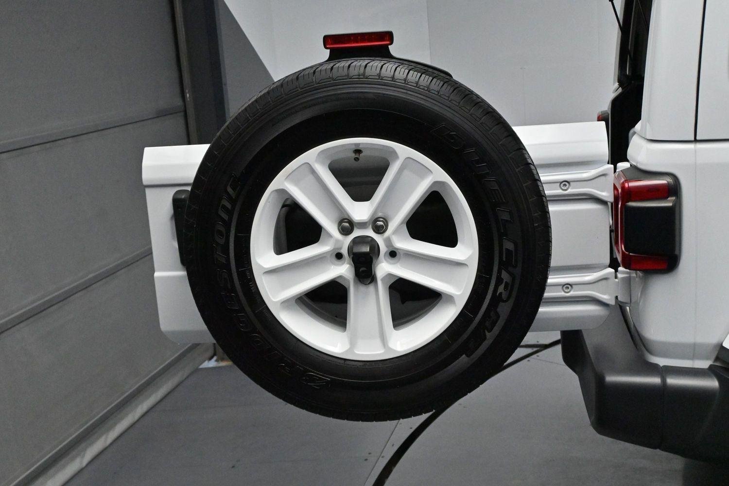 Used 2022 Bright White Clearcoat Jeep Unlimited Sahara image 34