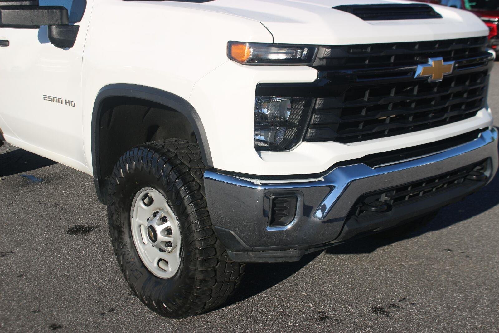 Used 2025 Summit White Chevrolet WT image 9